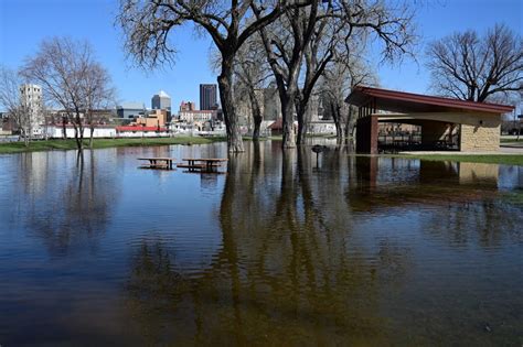 Flood report: Fort Snelling State Park to close, St. Croix forecast jumps a foot